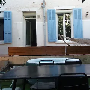  Hébergement de vacances Jolie Maison De Avec Jardin Arbore